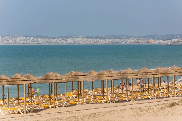 Alvor Portogallo Persone Sulla Famosa Spiaggia Praia Alvor Regione Dell — Foto Stock