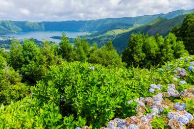 Portekiz 'in Azores adasındaki Sao Miguel adasında volkanik bir krater gölü olan Sete Cidades Gölü manzarası.