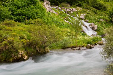 İspanya 'daki Picos de Europa Ulusal Parkı' nda bulunan Cares Nehri 'ndeki şelale. Düşük deklanşör hızı resmi