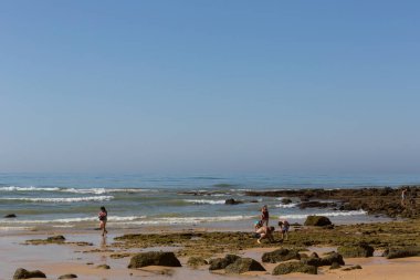 Albufeira 'daki ünlü Olhos de Agua plajındaki insanlar. Bu plaj Algarve 'nin ünlü turistik bölgesinin bir parçasıdır..