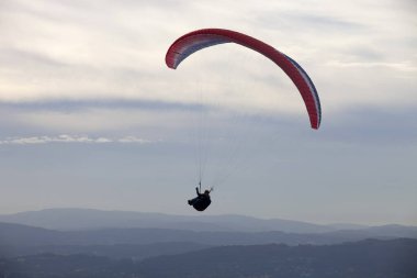 Portekiz 'in kuzeyindeki Caldelas, Portekiz' de Aboua Aboua Festivali 'ne paragliding.