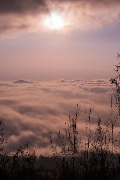Szenische Sicht Auf Wolken Und Nebel Bei Sonnenaufgang Vom Gipfel — Stockfoto