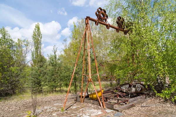 Staré Rozbité Rezavé Kovové Radioaktivní Dětské Elektrické Kolo Opuštěné Park — Stock fotografie