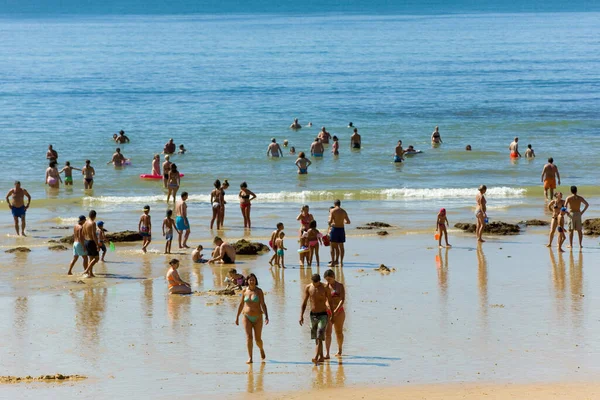 Albufeira Portugal Mensen Aan Het Beroemde Strand Van Olhos Agua — Stockfoto