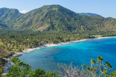 Senggigi sahilinin güzel manzarası, Lombok adası, kristal mavi suları ve Endonezya 'nın manzaralı seyahat plajı.