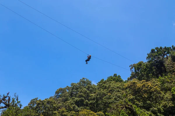 Monteverde Costa Rica Joven Aventurera Forro Cremallera Atravesando Bosque Monteverde —  Fotos de Stock