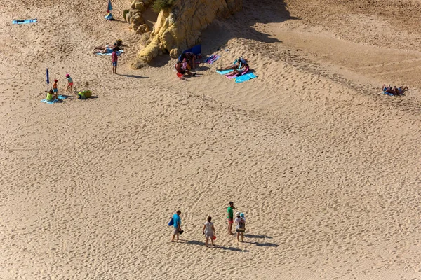 Praia Rocha Portugalia Ludzie Słynnej Plaży Praia Rocha Portimao Znajduje — Zdjęcie stockowe