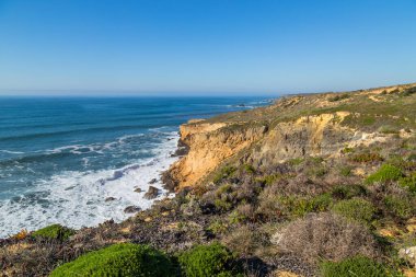 Atlantik kayalık kıyı manzarası, Alentejo, Portekiz.