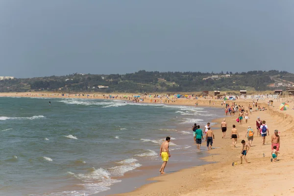 Alvor Portugal Människor Vid Den Berömda Stranden Praia Alvor Algarve — Stockfoto