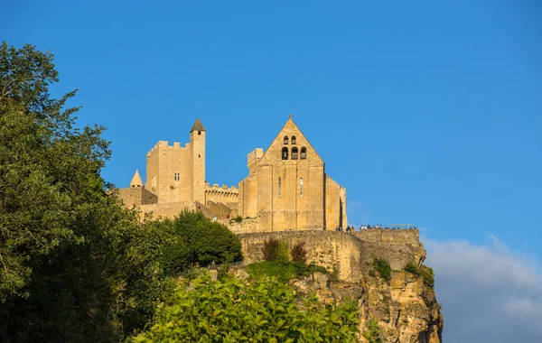 Beynac Cazenac 中世纪的碧娜城堡 Chateau Beynac 耸立在多顿河上方的石灰岩悬崖上 杜龙省 Beynac Cazenac — 图库照片