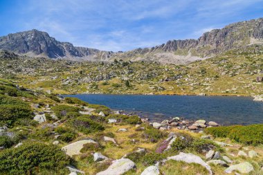 Andorra 'daki Primer Gölü, Pirene Dağları
