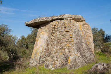 Antika taş çoban evi harabeleri. Terk edilmiş çürümüş yapılar. Alentejo, Portekiz