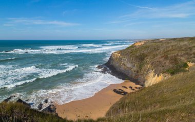 Atlantik kayalık kıyı manzarası, Alentejo, Portekiz.