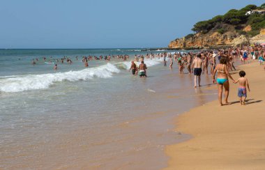 Albufeira 'daki ünlü Olhos de Agua plajındaki insanlar. Bu plaj Algarve 'nin ünlü turistik bölgesinin bir parçasıdır..