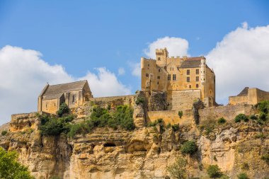 Dordogne Nehri 'nin üzerindeki kireçtaşı uçurumunda yükselen Ortaçağ Şatosu Beynac. Fransa, Dordogne Bölümü, Beynac-et-Cazenac