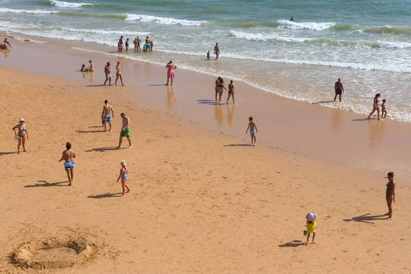 Albufeira Portugal Pessoas Famosa Praia Olhos Água Albufeira Esta Praia — Fotografia de Stock