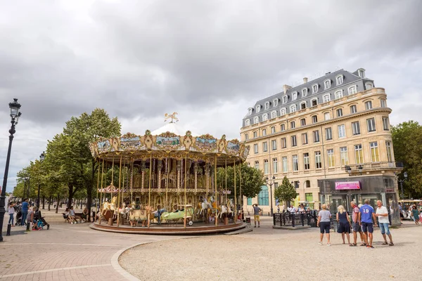 Bordeaux Fransa Fransa Nın Bordeaux Şehrinin Sokaklarında Klasik Fransız Atlıkarınca — Stok fotoğraf