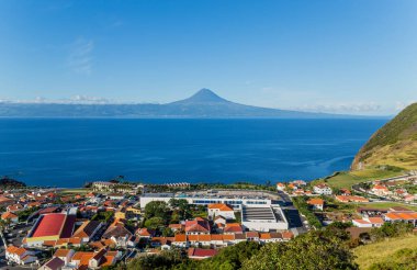 Sao Jorge Adası 'ndaki Velas Pico Adası, Azores, Portekiz manzaralı.
