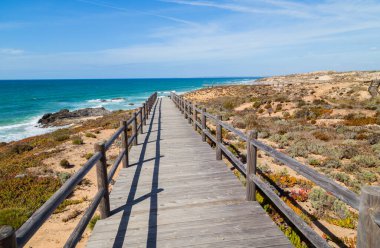Vila Nova de Milfontes, Alentejo, Portekiz yakınlarındaki bir sahilde odun geçidi.