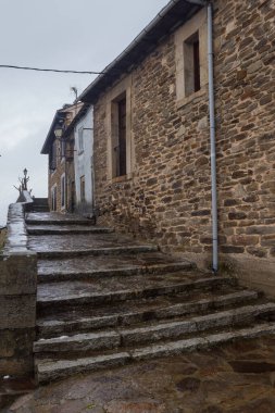 Karlı Puebla de Sanabria 'nın eski evleri, Castilla y Leon, İspanya