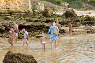 Albufeira 'daki ünlü Olhos de Agua plajındaki insanlar. Bu plaj Algarve 'nin ünlü turistik bölgesinin bir parçasıdır..