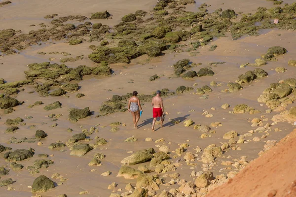 Albufeira Portugalia Ludzie Słynnej Plaży Olhos Agua Albufeira Znajduje Się — Zdjęcie stockowe