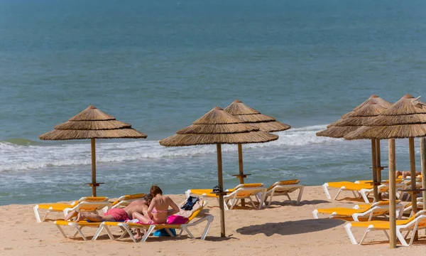 Alvor Portogallo Persone Sulla Famosa Spiaggia Praia Alvor Regione Dell — Foto Stock