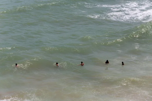 Lagos Portugal Mensen Aan Het Beroemde Strand Van Praia Dona — Stockfoto