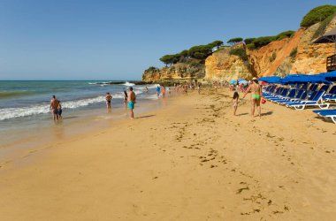 Albufeira 'daki ünlü Olhos de Agua plajındaki insanlar. Bu plaj Algarve 'nin ünlü turistik bölgesinin bir parçasıdır..