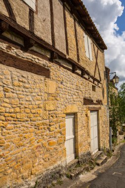 Limeuil, Fransa 'nın Aquitaine bölgesindeki Dordogne Prigord bölgesinde. Dordogne ve Vezere nehirlerinin kesişimine bakan tepede tipik evleri olan ortaçağ köyü.