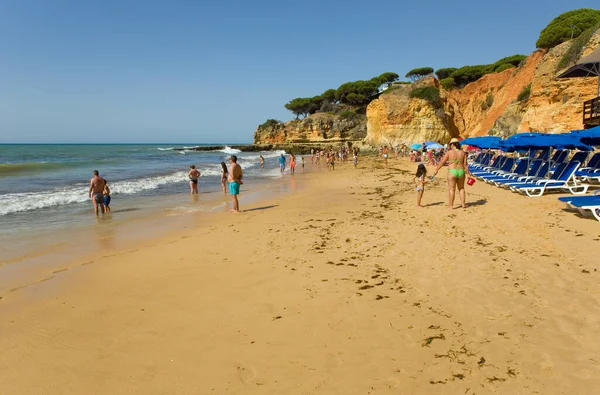 Albufeira Portogallo Persone Sulla Famosa Spiaggia Olhos Agua Albufeira Questa — Foto Stock