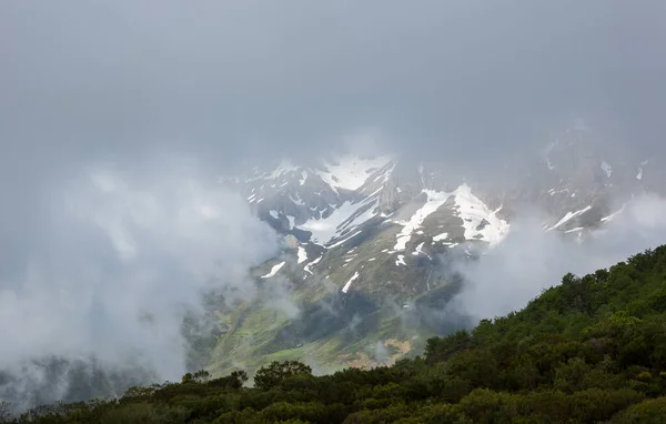 ピコス エウロパ国立公園 スペイン アストゥリアス州の山の風景 山の峰に雪 — ストック写真