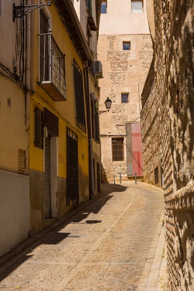 スペインのカスティーリャ マンチャ州のトレド狭い通り — ストック写真