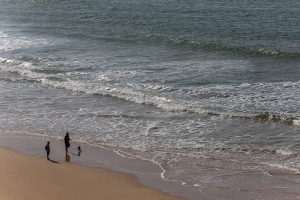 Praia Rocha Португал Люди Знаменитому Пляжі Прая Роча Портімао Цей — стокове фото