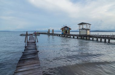Karayipler 'deki deniz aşırı evlerde tahta iskeleler, Bocas del Toro, Panama