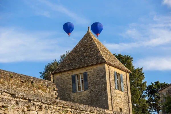 法国杜龙 在法国杜龙地区侯爵城堡上空飞越杜龙的热气球 — 图库照片