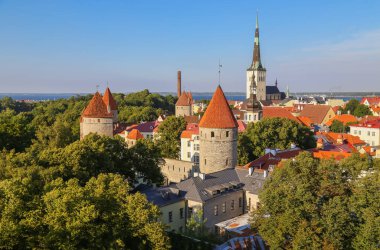 Tallinn, Estonya. Yazın eski kasabanın en iyi manzarası.