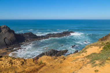 Atlantik kayalık kıyı manzarası, Alentejo, Portekiz.