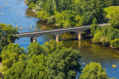 Domme, Aquitane, Fransa 'dan Dordogne Vadisi' nin üzerinden