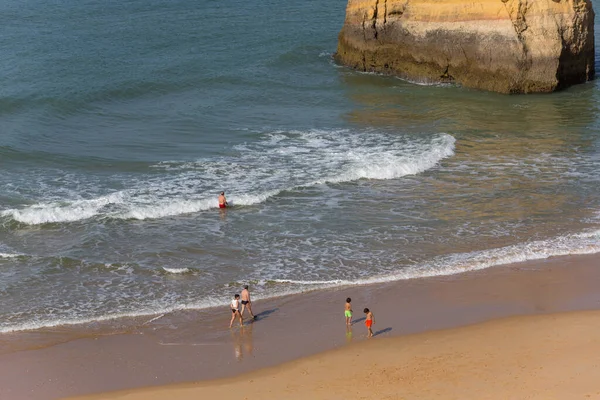 Praia Rocha Portugal 波蒂莫著名的普拉亚 达罗沙海滩上的人们 这个海滩是阿尔加维著名旅游区的一部分 — 图库照片