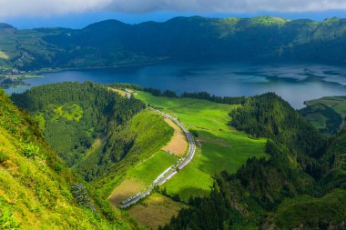 Viewpoint Miradouro da Boca do Inferno in Sao Miguel Adası, Azores, Portekiz. Yeşil alanlar ve ormanlarla çevrili inanılmaz krater gölleri.