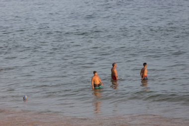 Albufeira 'daki ünlü Olhos de Agua plajındaki insanlar. Bu plaj Algarve 'nin ünlü turistik bölgesinin bir parçasıdır..