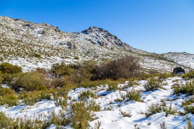 Serra do Xures dağlarının karlı kış manzarası doğal park, Galiçya, İspanya
