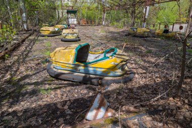 Eski paslı metal radyoaktif çocukların elektrikli arabaları, Pripyat şehrindeki kültür ve eğlence parkı, Çernobil faciası, Ukrayna.