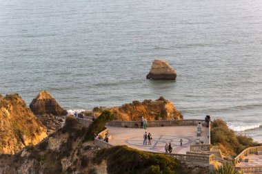 PRAIA DA ROCHA, PORTUGAL: Portimao Praia da Rocha Miradouro 'daki insanlar. Bu plaj Algarve 'nin ünlü turistik bölgesinin bir parçasıdır..