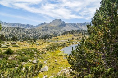 Estany Primer Gölü yakınlarındaki Andorra Pirenes Dağları