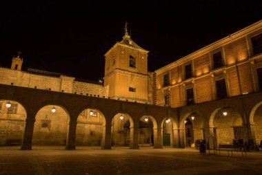 Geceleri Mercado Chico denilen Avila Belediye Meydanı 'nda. UNESCO 'dan Dünya Mirası sitesi. Avila, İspanya