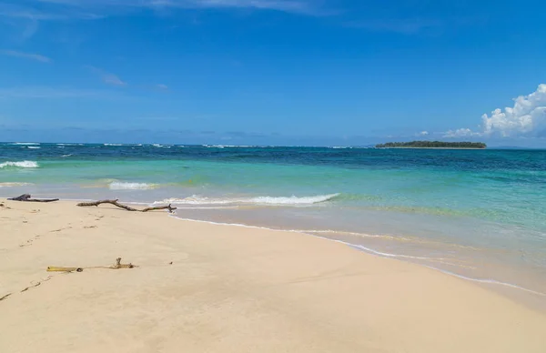 Praia Oceano Tropical Com Uma Ilha Panamá — Fotografia de Stock