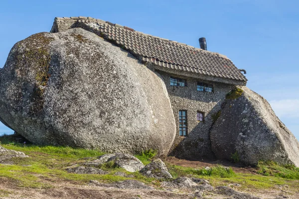 Casa Penedo Ett Hus Byggt Mellan Stora Stenar Toppen Ett — Stockfoto