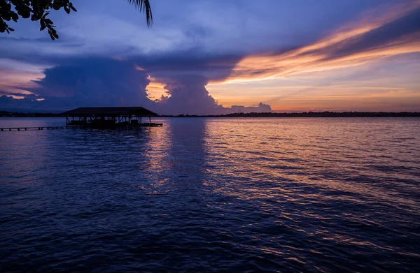 大西洋日落在Bocas Del Toro的海面上巴拿马 — 图库照片
